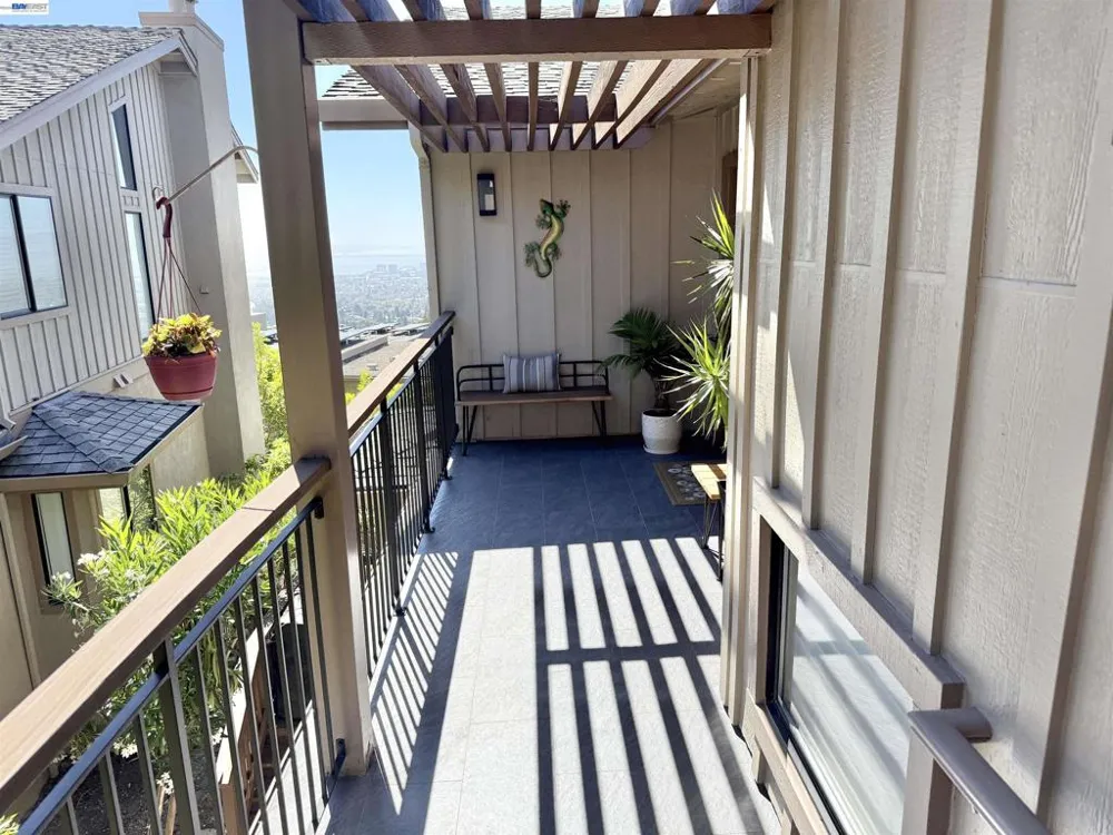 8 Starview Dr Oakland, CA 94618