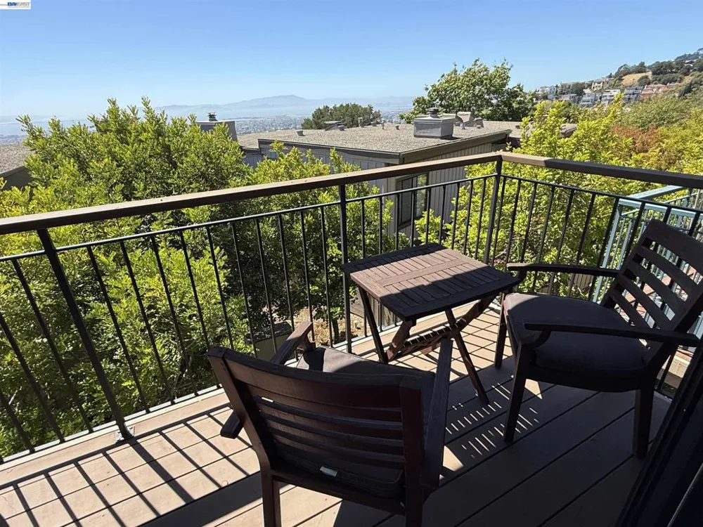8 Starview Dr Oakland, CA 94618