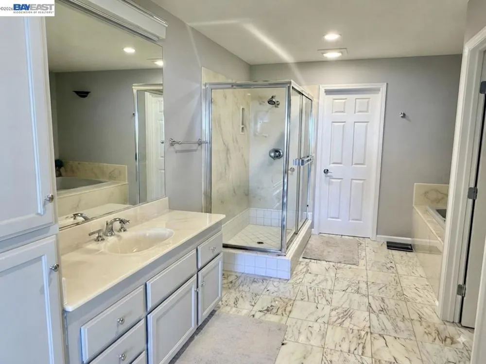8 Starview Dr Oakland, CA 94618