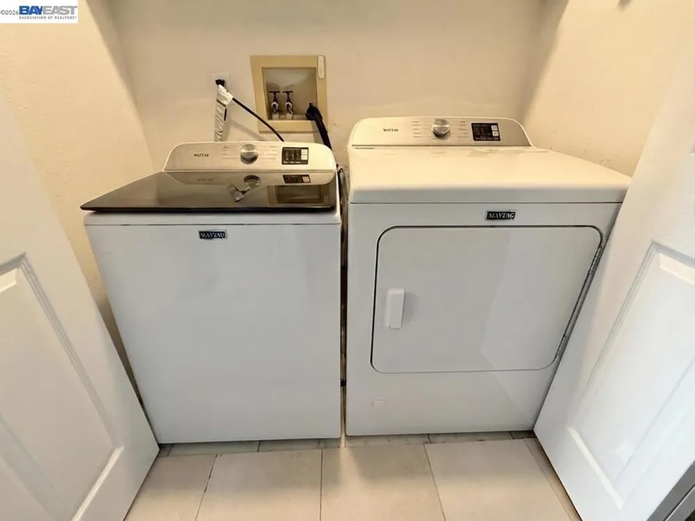 8 Starview Dr Oakland, CA 94618