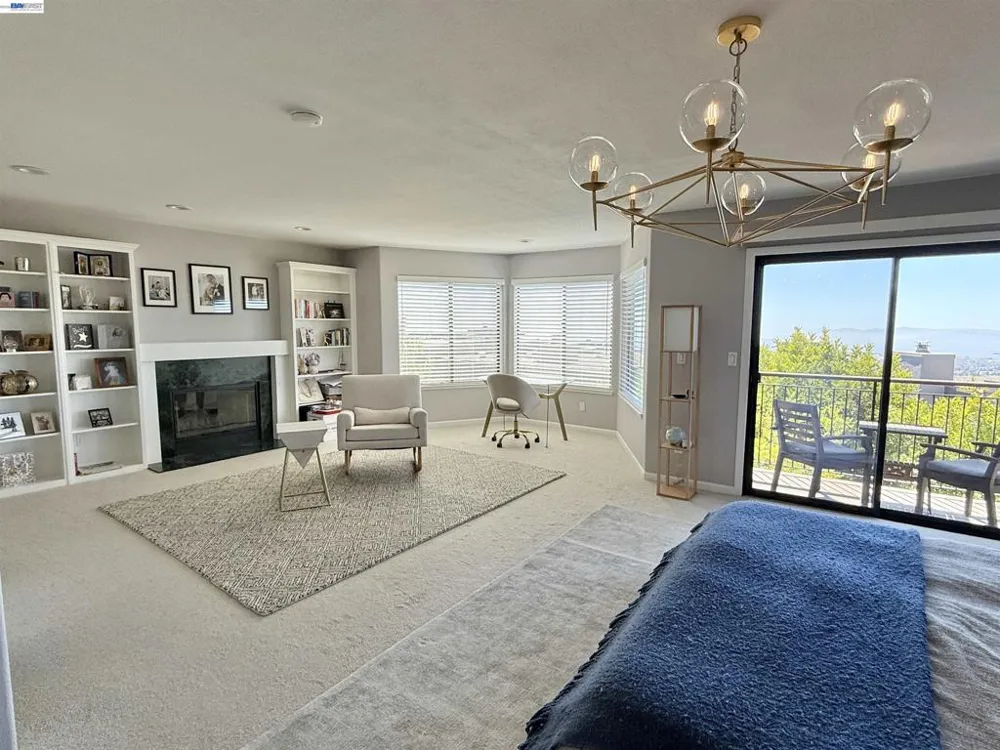 8 Starview Dr Oakland, CA 94618
