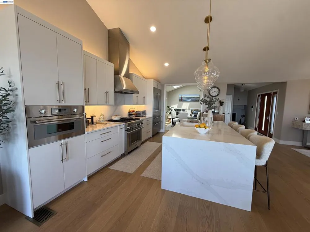 8 Starview Dr Oakland, CA 94618