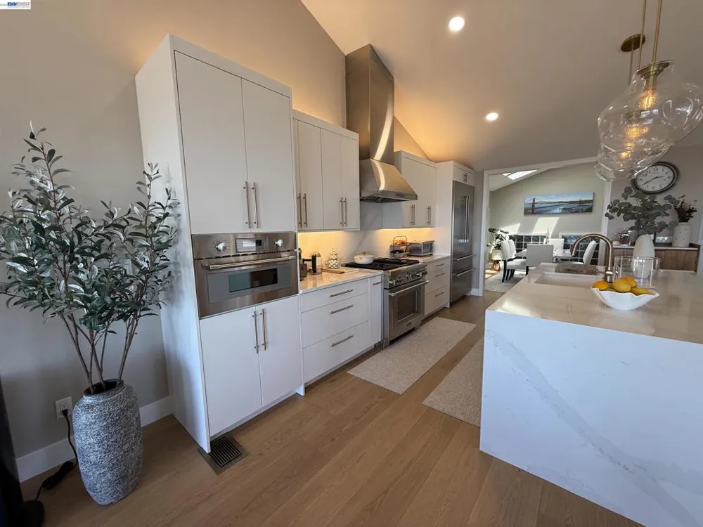 8 Starview Dr Oakland, CA 94618