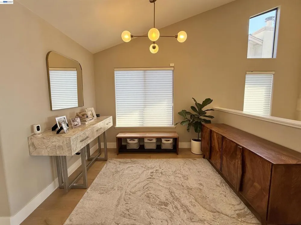 8 Starview Dr Oakland, CA 94618