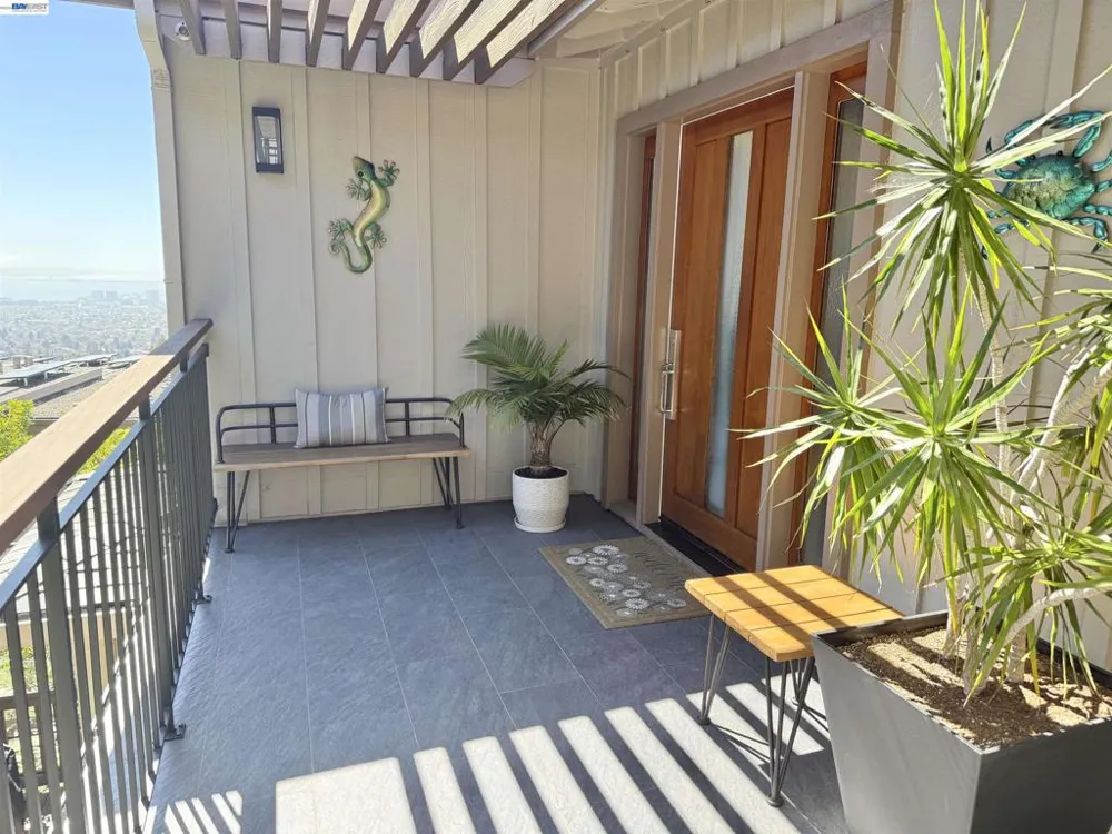 8 Starview Dr Oakland, CA 94618