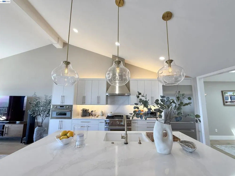 8 Starview Dr Oakland, CA 94618