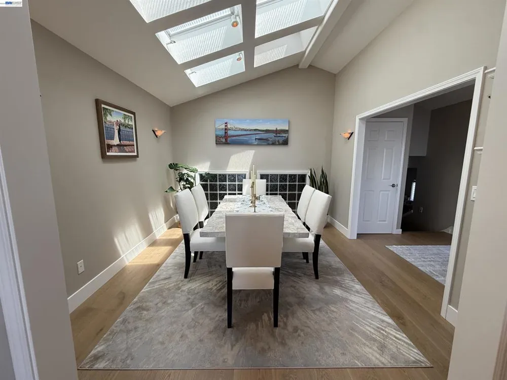 8 Starview Dr Oakland, CA 94618