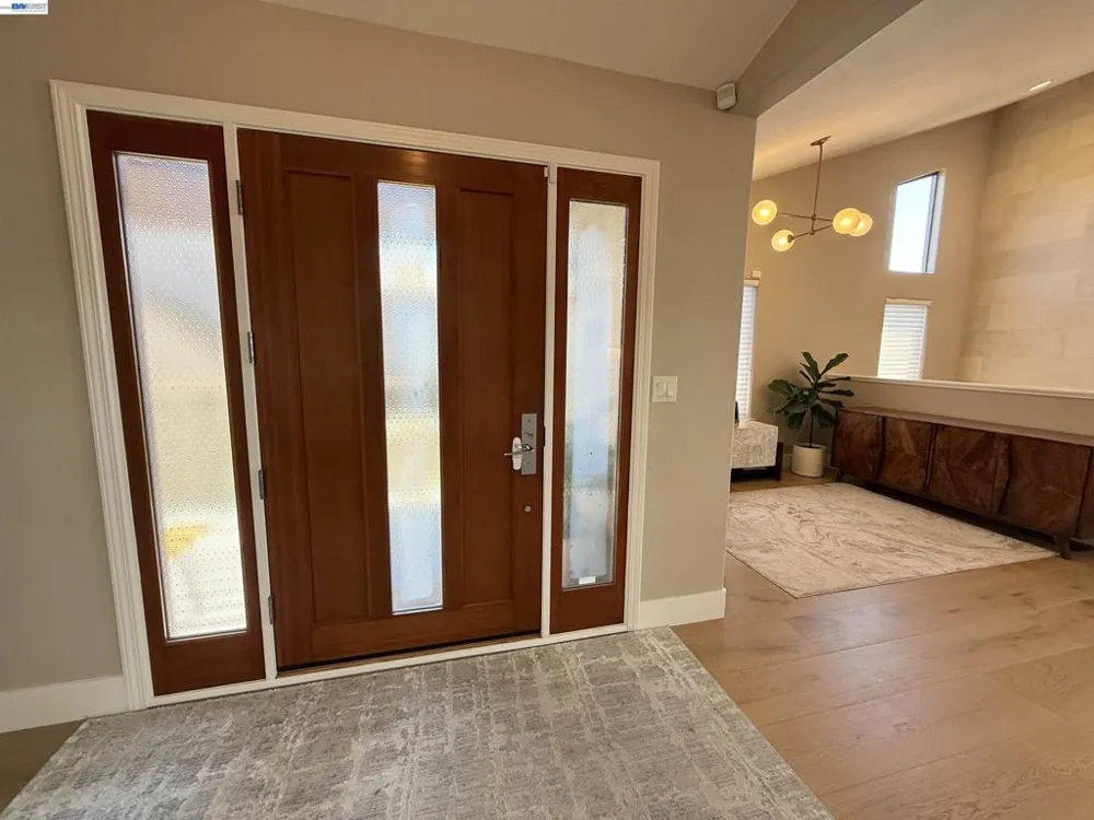 8 Starview Dr Oakland, CA 94618