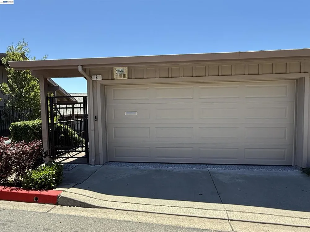 8 Starview Dr Oakland, CA 94618