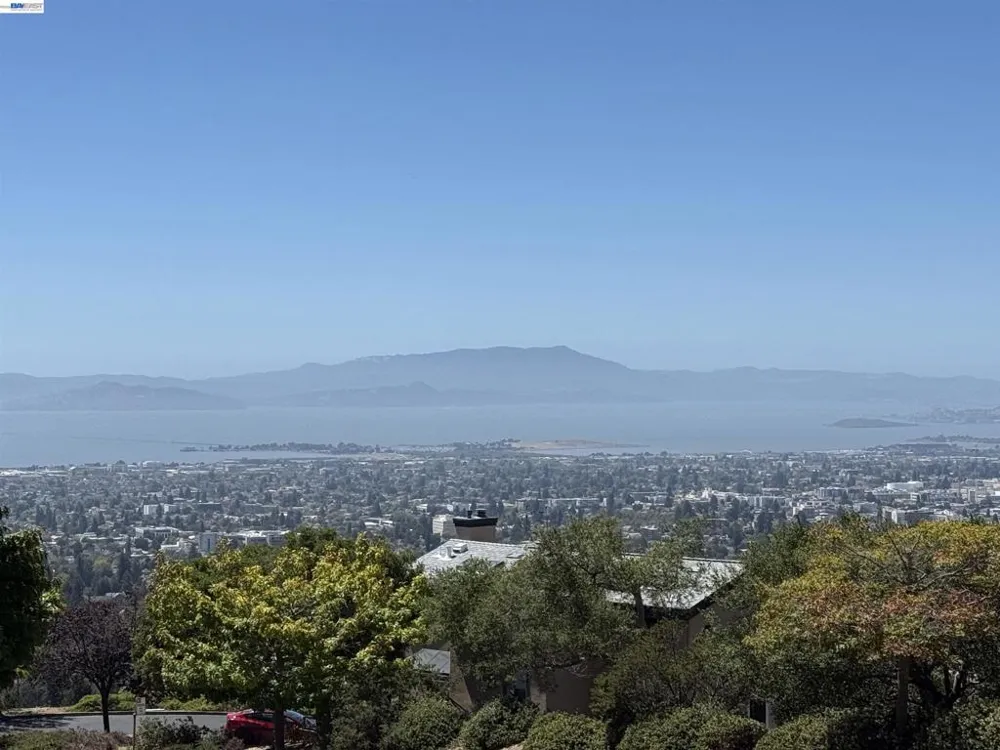 8 Starview Dr Oakland, CA 94618