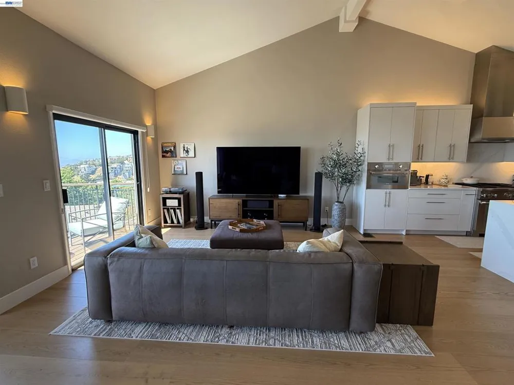 8 Starview Dr Oakland, CA 94618