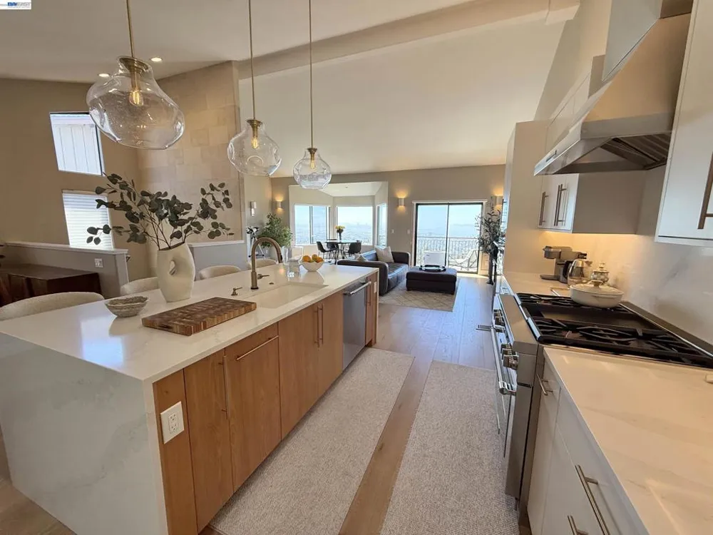 8 Starview Dr Oakland, CA 94618