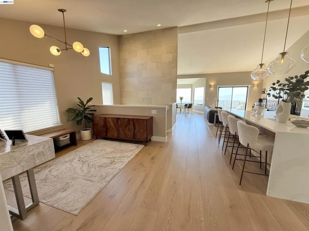 8 Starview Dr Oakland, CA 94618