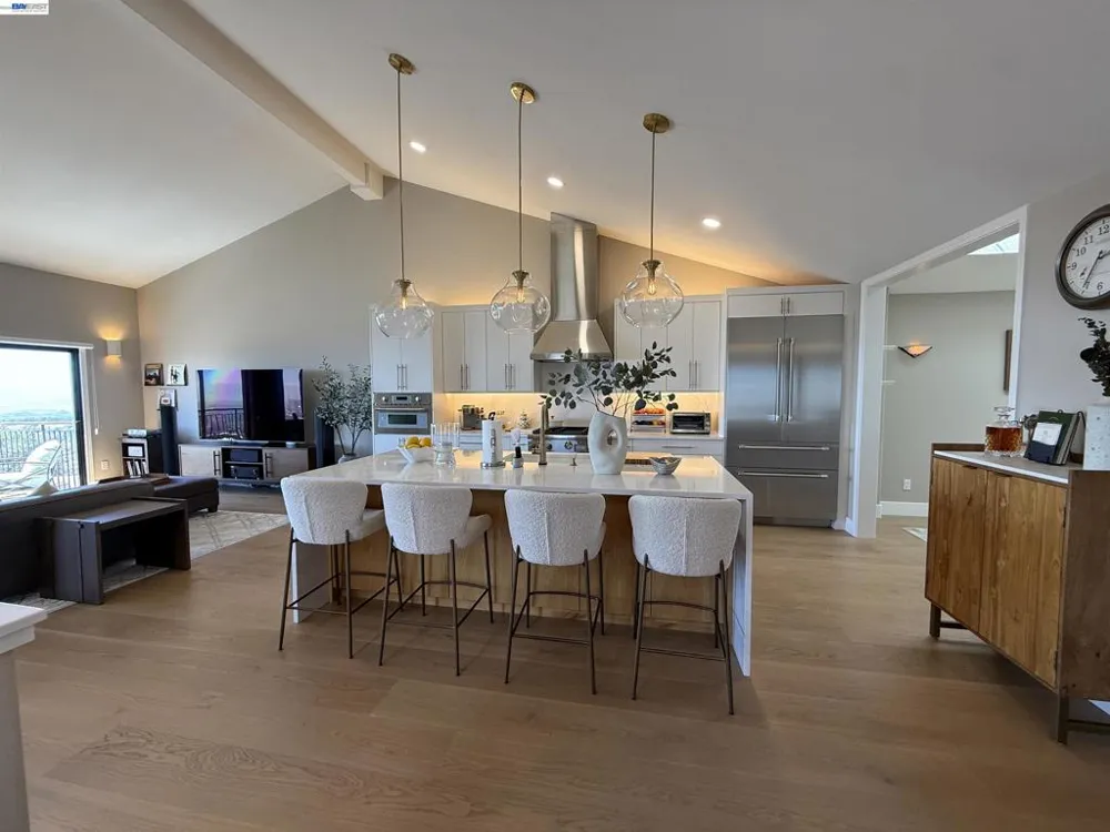 8 Starview Dr Oakland, CA 94618