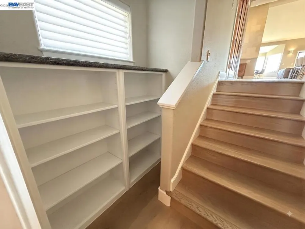 8 Starview Dr Oakland, CA 94618