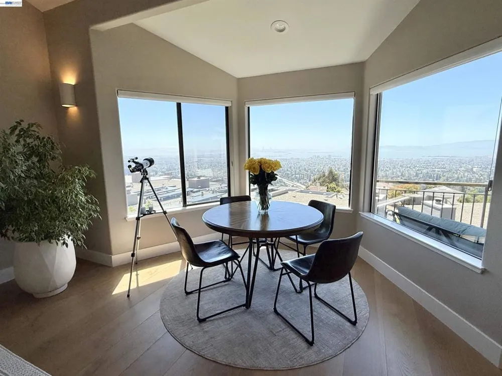 8 Starview Dr Oakland, CA 94618