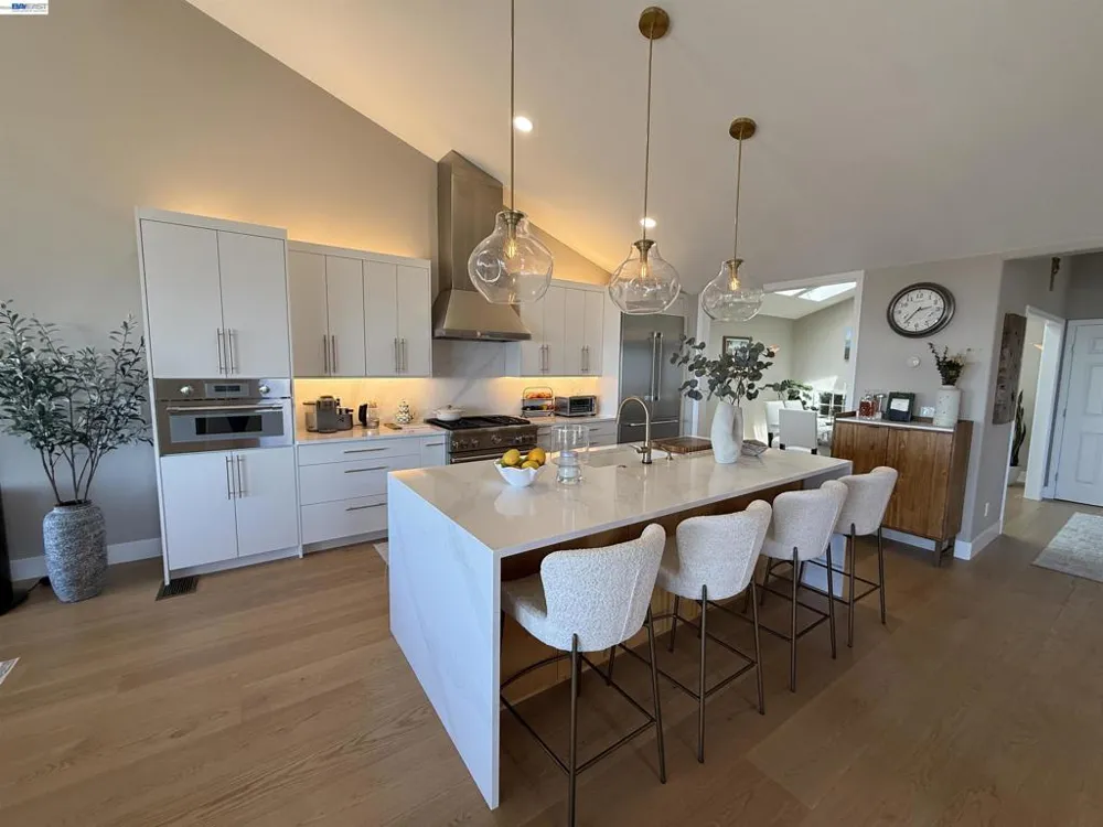 8 Starview Dr Oakland, CA 94618