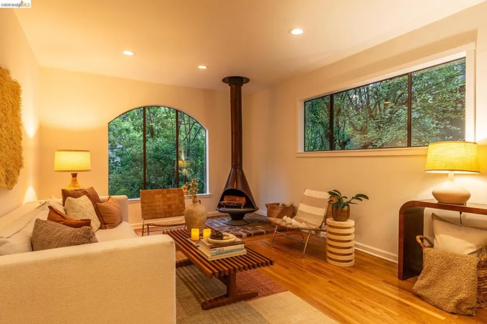 201 Beauforest Dr Oakland, CA 94611