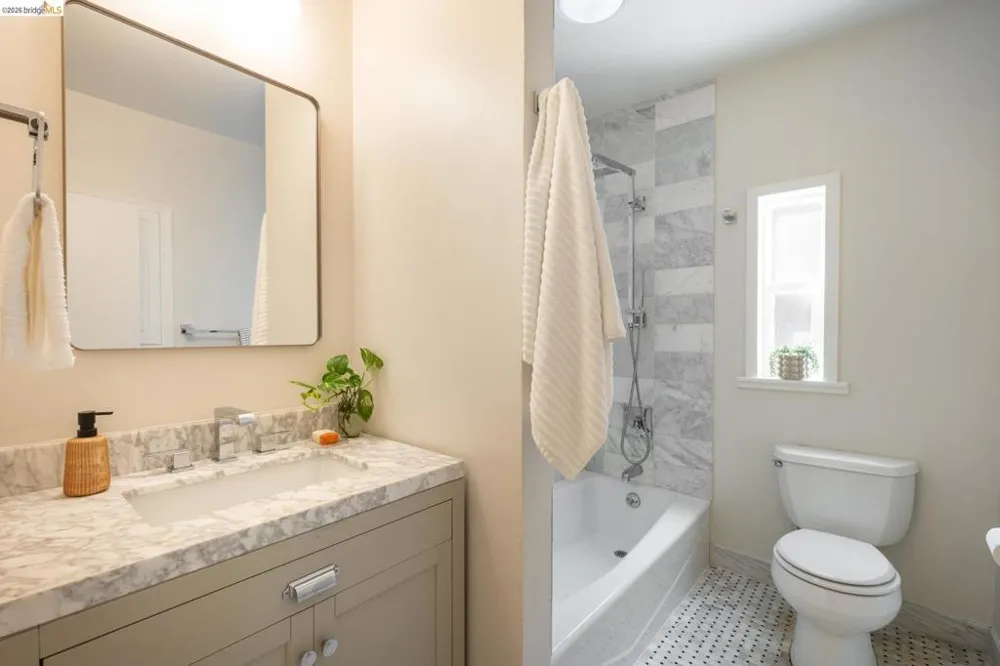 201 Beauforest Dr Oakland, CA 94611
