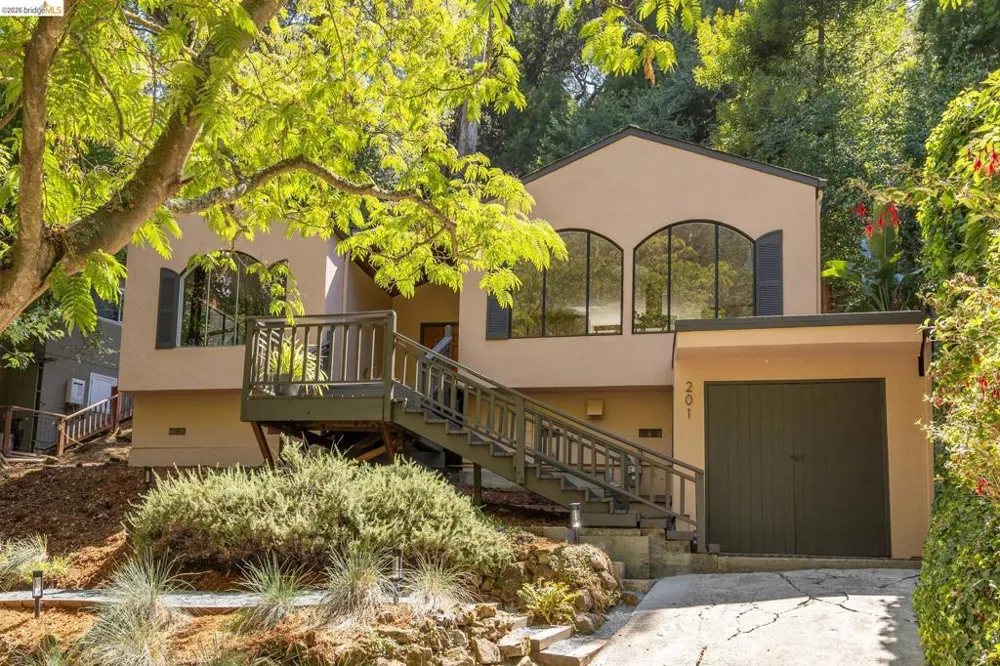 201 Beauforest Dr Oakland, CA 94611