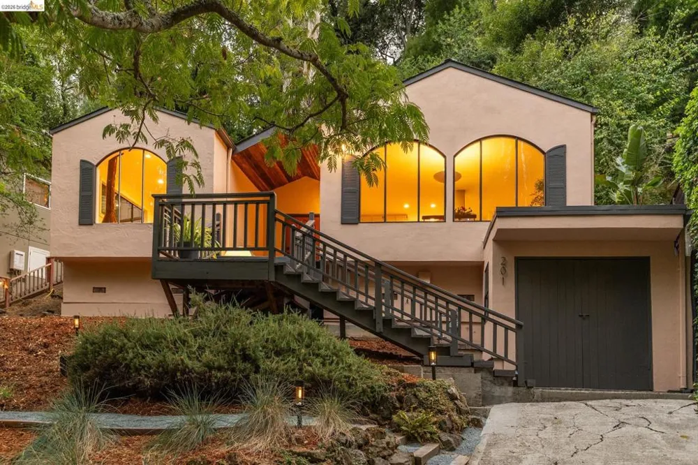 201 Beauforest Dr Oakland, CA 94611