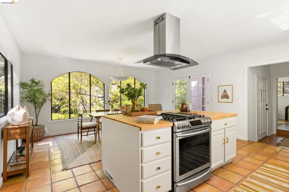 201 Beauforest Dr Oakland, CA 94611