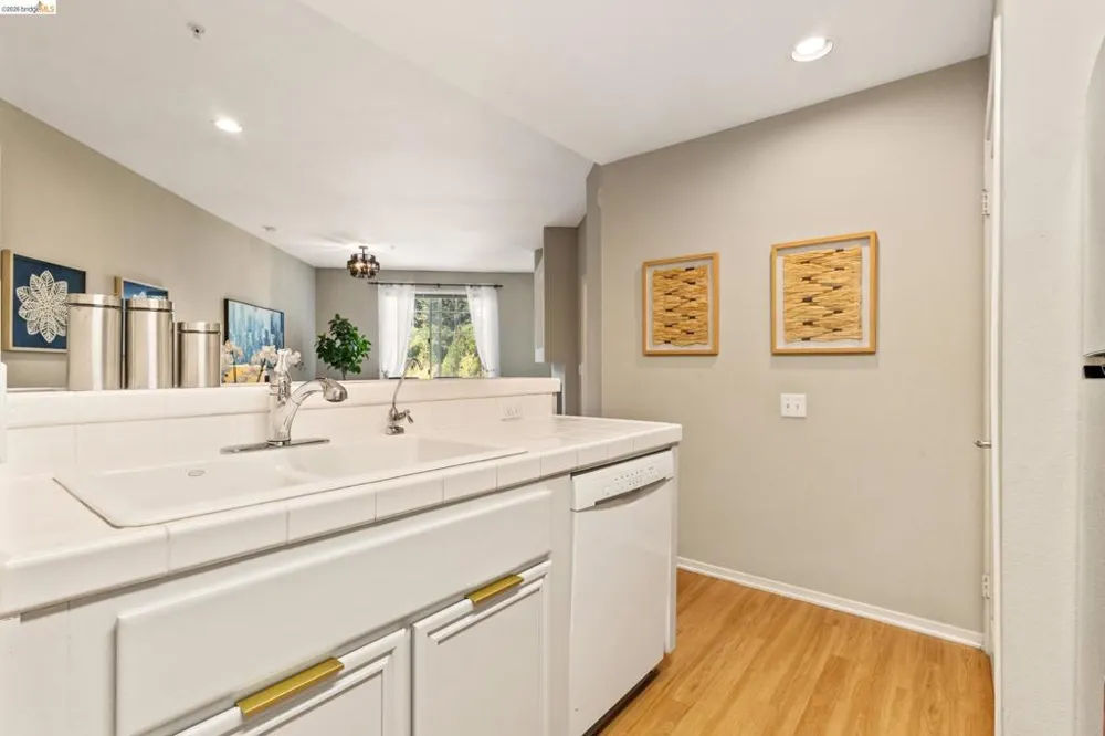 200 Caldecott Ln #206 Oakland, CA 94618