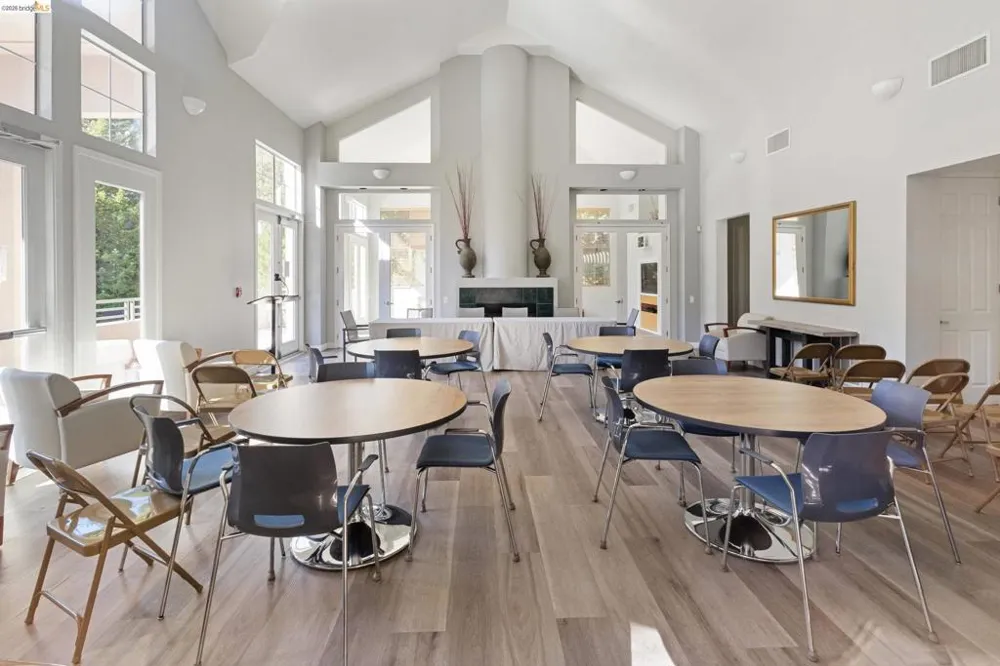 200 Caldecott Ln #206 Oakland, CA 94618