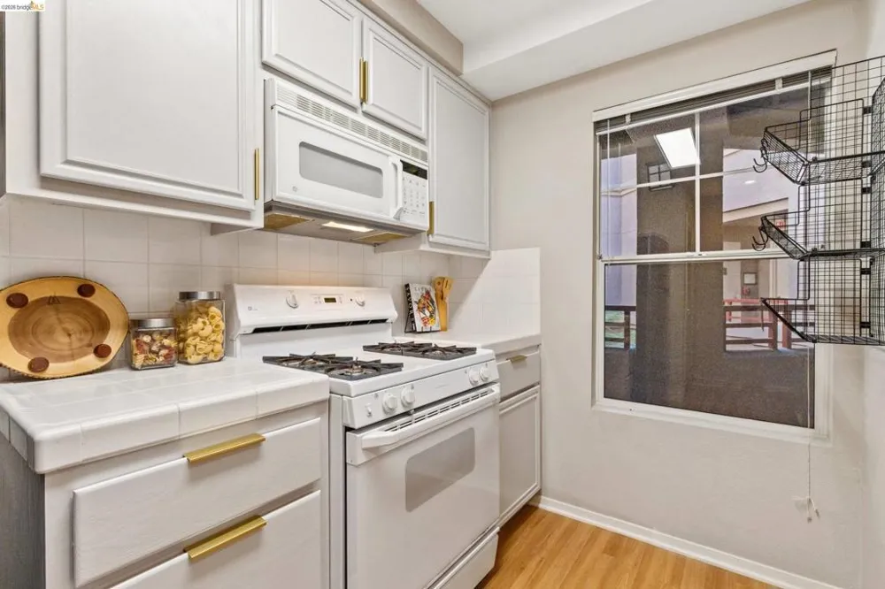 200 Caldecott Ln #206 Oakland, CA 94618