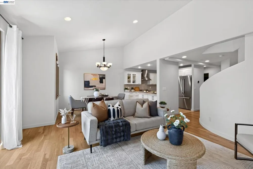 84 Siena Dr Oakland, CA 94605