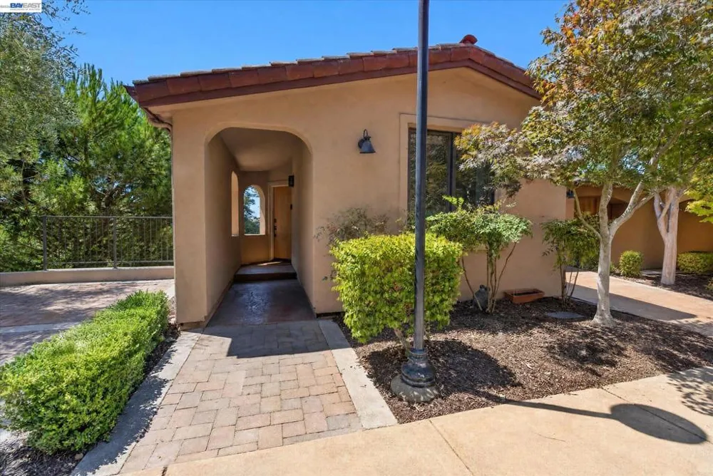 84 Siena Dr Oakland, CA 94605