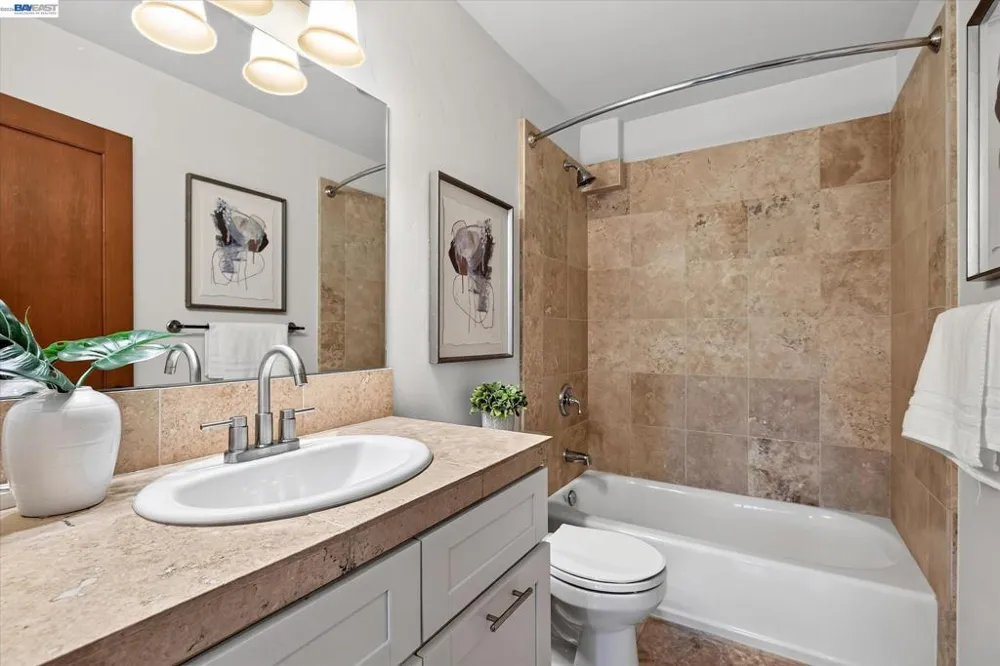 84 Siena Dr Oakland, CA 94605