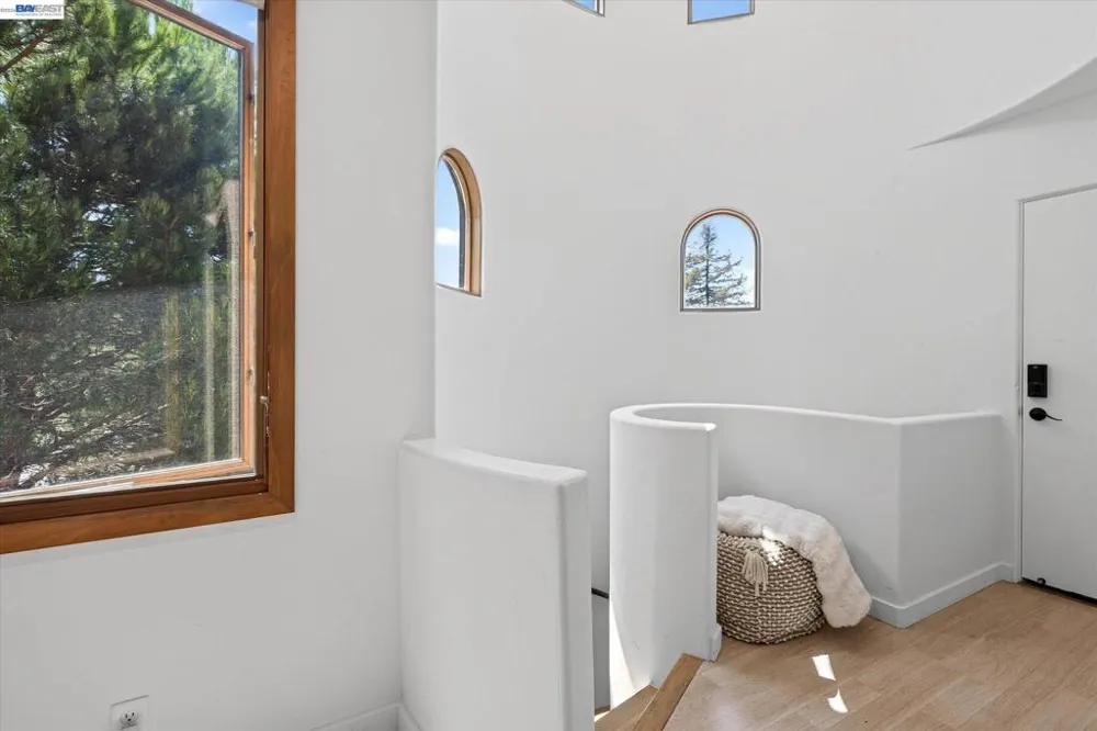 84 Siena Dr Oakland, CA 94605
