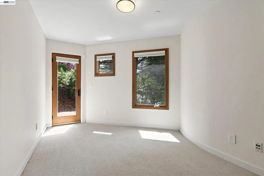84 Siena Dr Oakland, CA 94605
