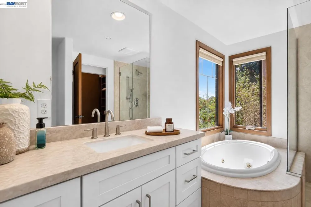 84 Siena Dr Oakland, CA 94605