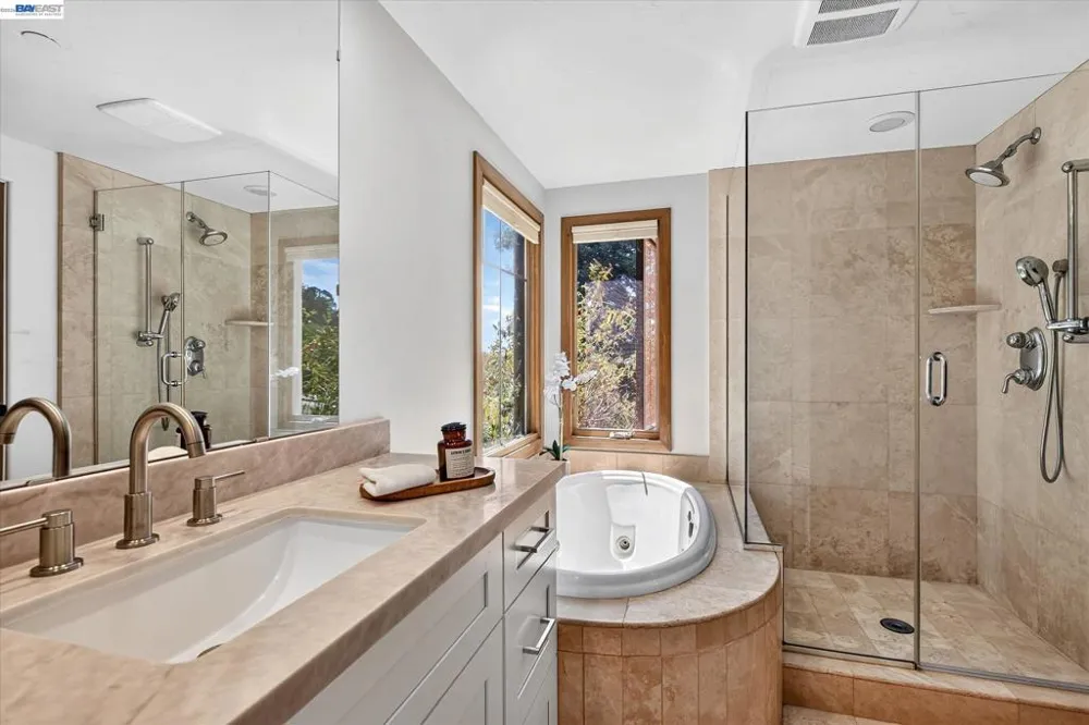 84 Siena Dr Oakland, CA 94605
