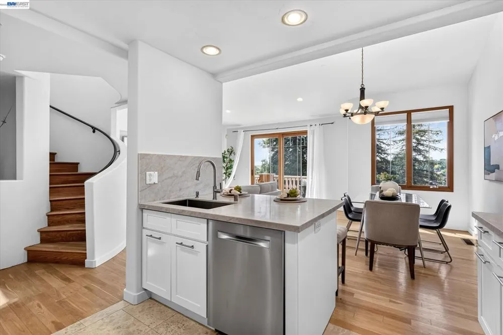 84 Siena Dr Oakland, CA 94605