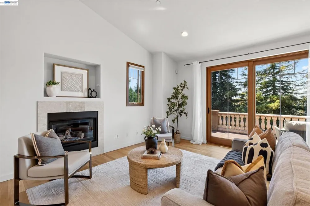 84 Siena Dr Oakland, CA 94605