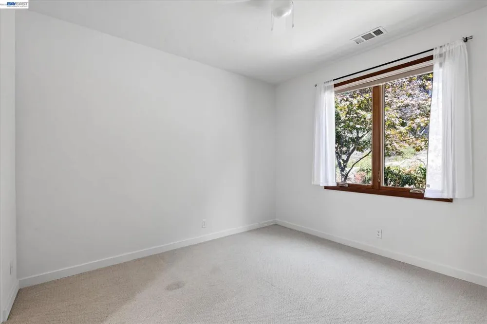 84 Siena Dr Oakland, CA 94605