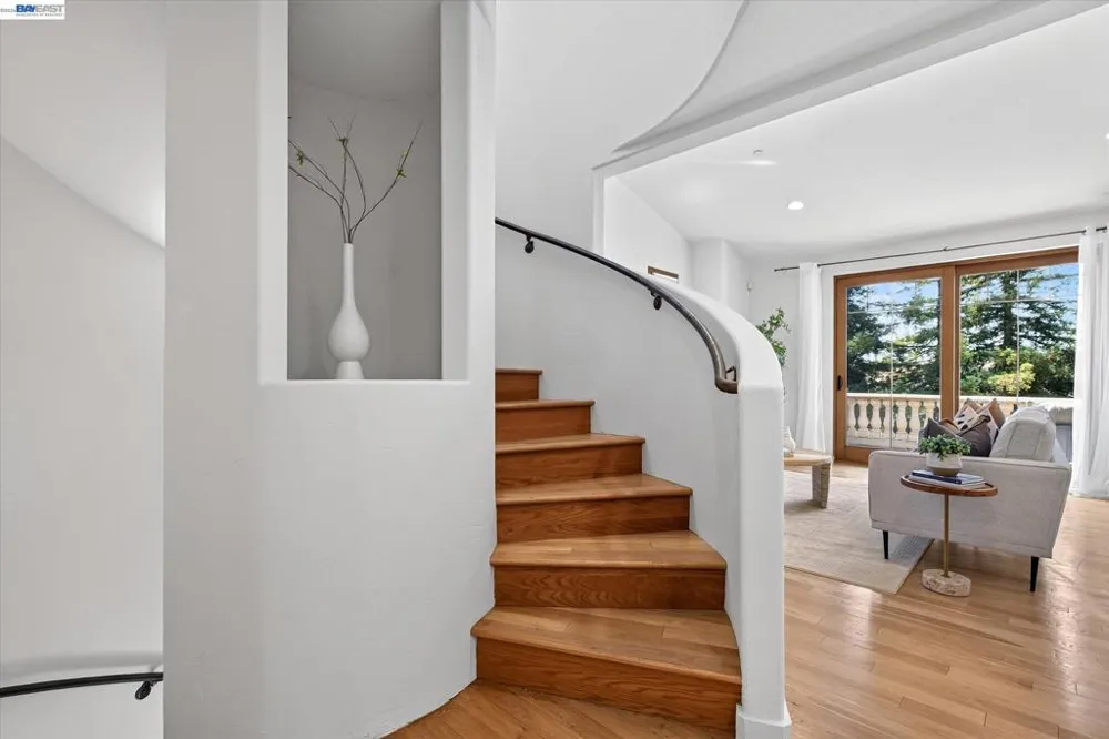 84 Siena Dr Oakland, CA 94605
