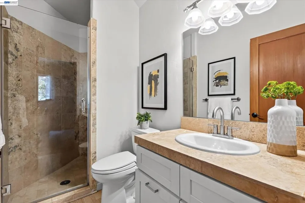 84 Siena Dr Oakland, CA 94605