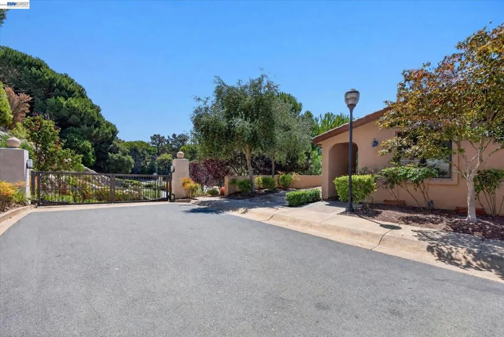 84 Siena Dr Oakland, CA 94605