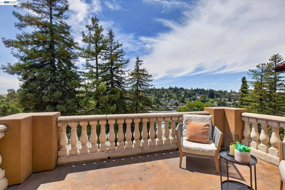 84 Siena Dr Oakland, CA 94605