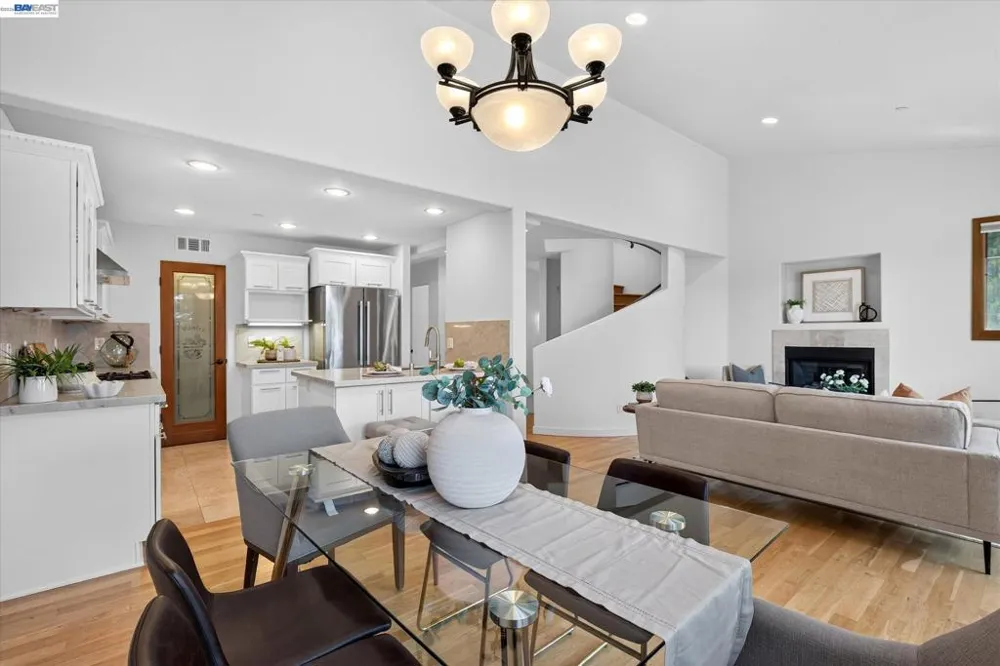 84 Siena Dr Oakland, CA 94605