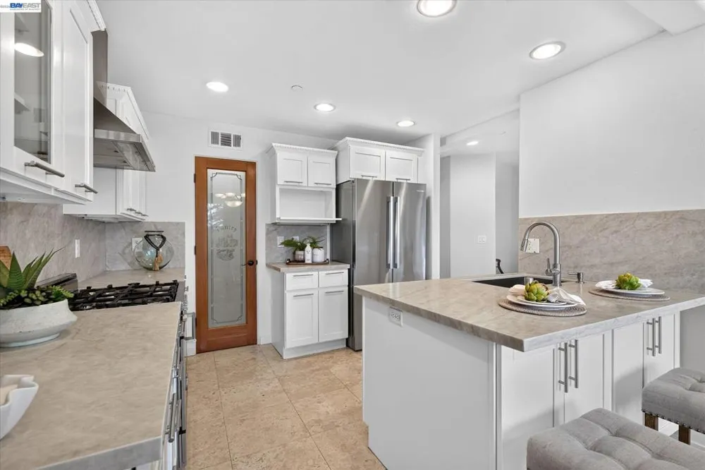 84 Siena Dr Oakland, CA 94605