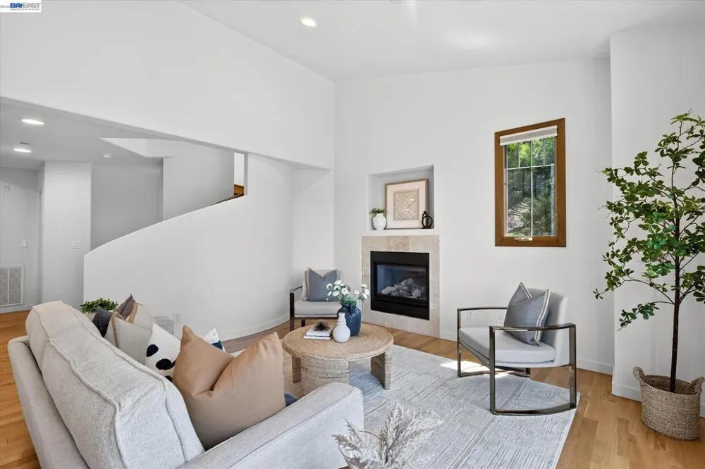 84 Siena Dr Oakland, CA 94605