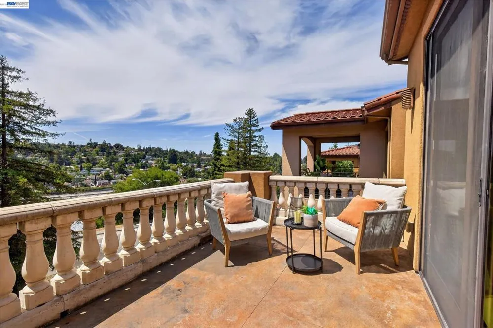 84 Siena Dr Oakland, CA 94605