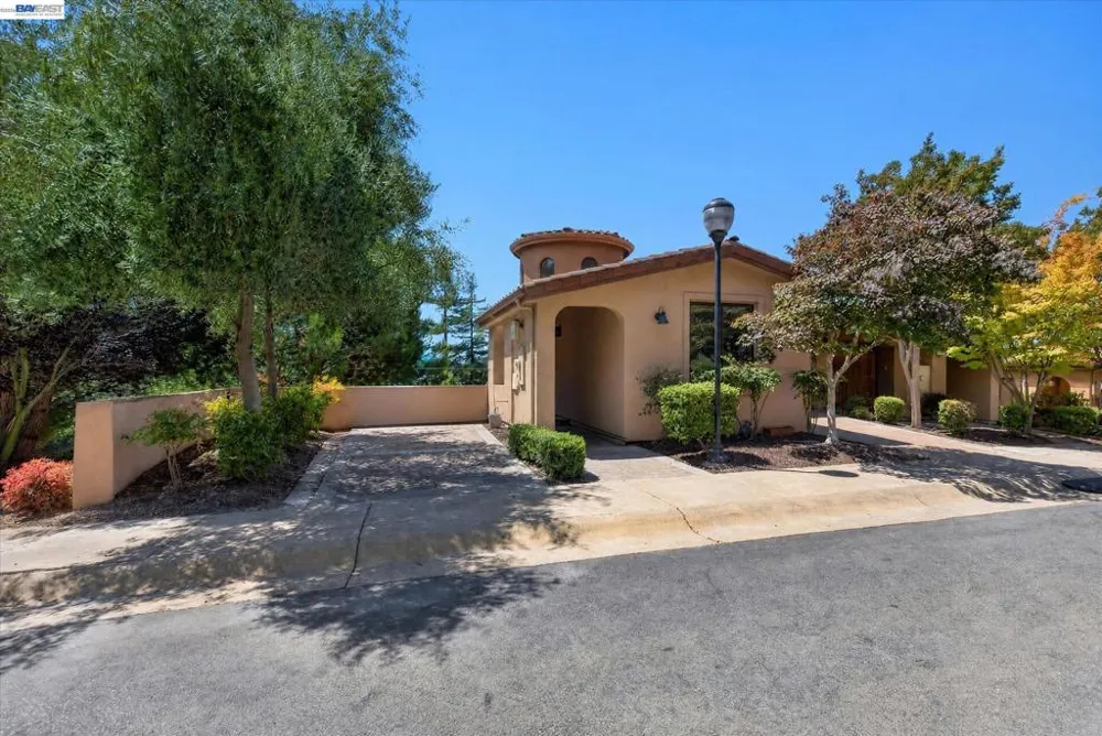 84 Siena Dr Oakland, CA 94605