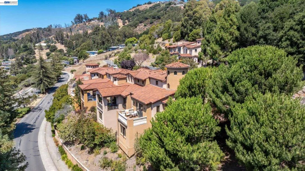84 Siena Dr Oakland, CA 94605