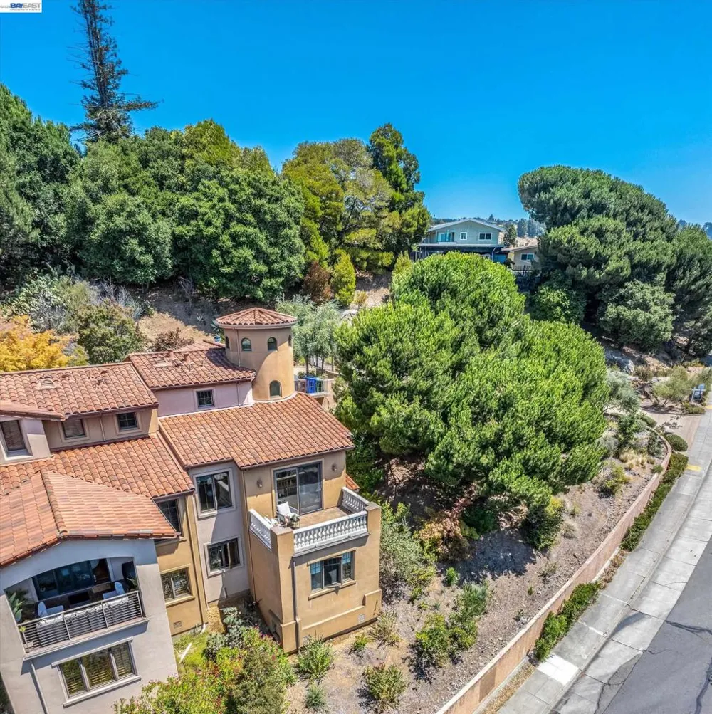 84 Siena Dr Oakland, CA 94605